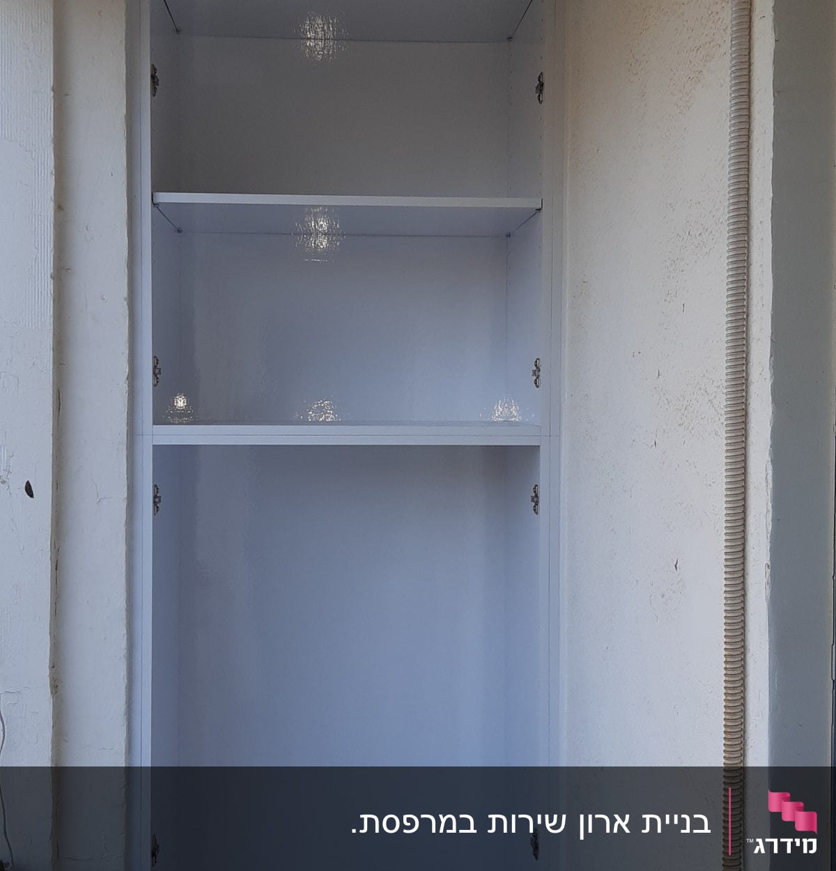 ארון לבן עם מדפים מותקן בקיר